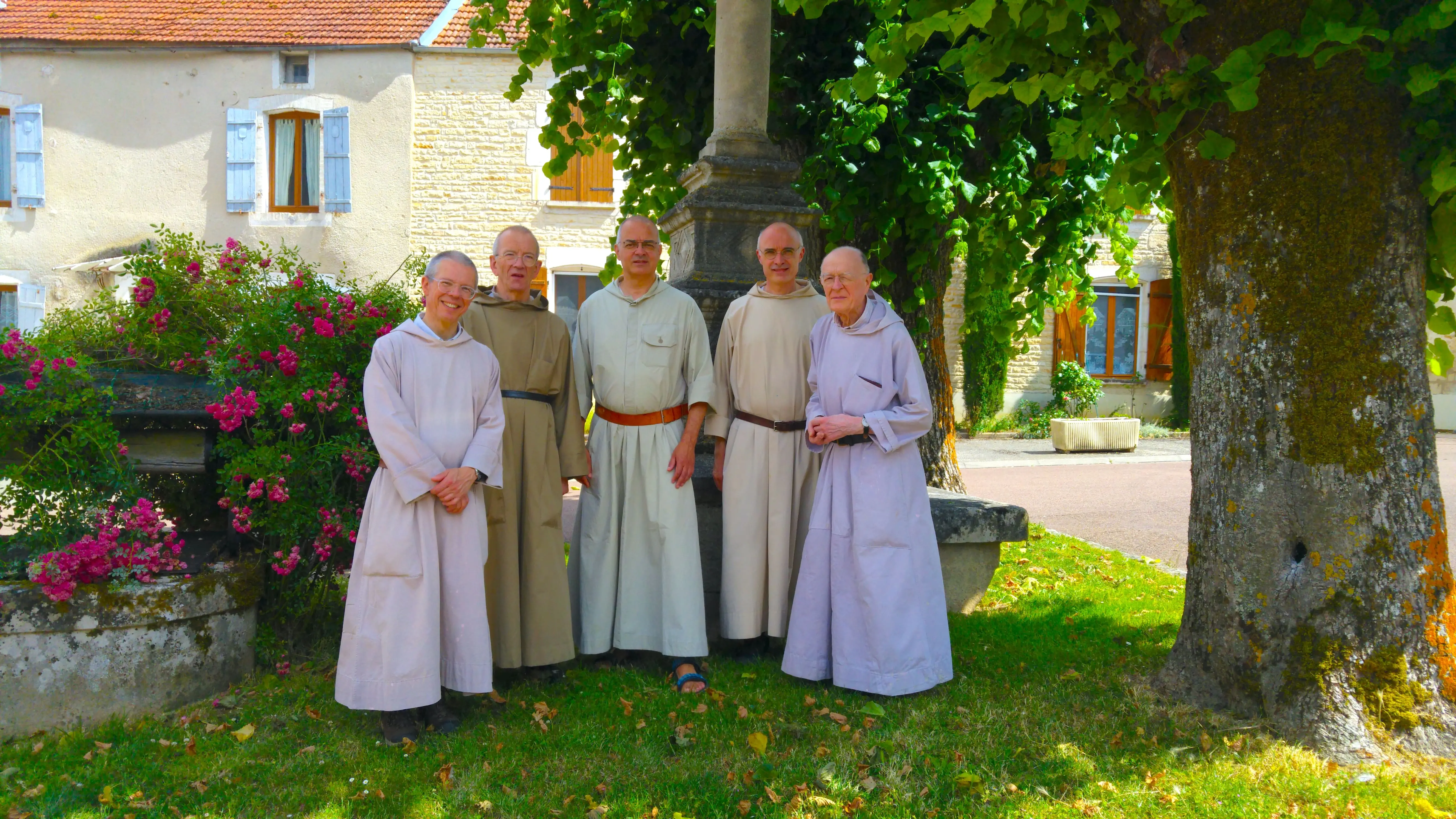 Les cinq frères dans le jardin du monastère