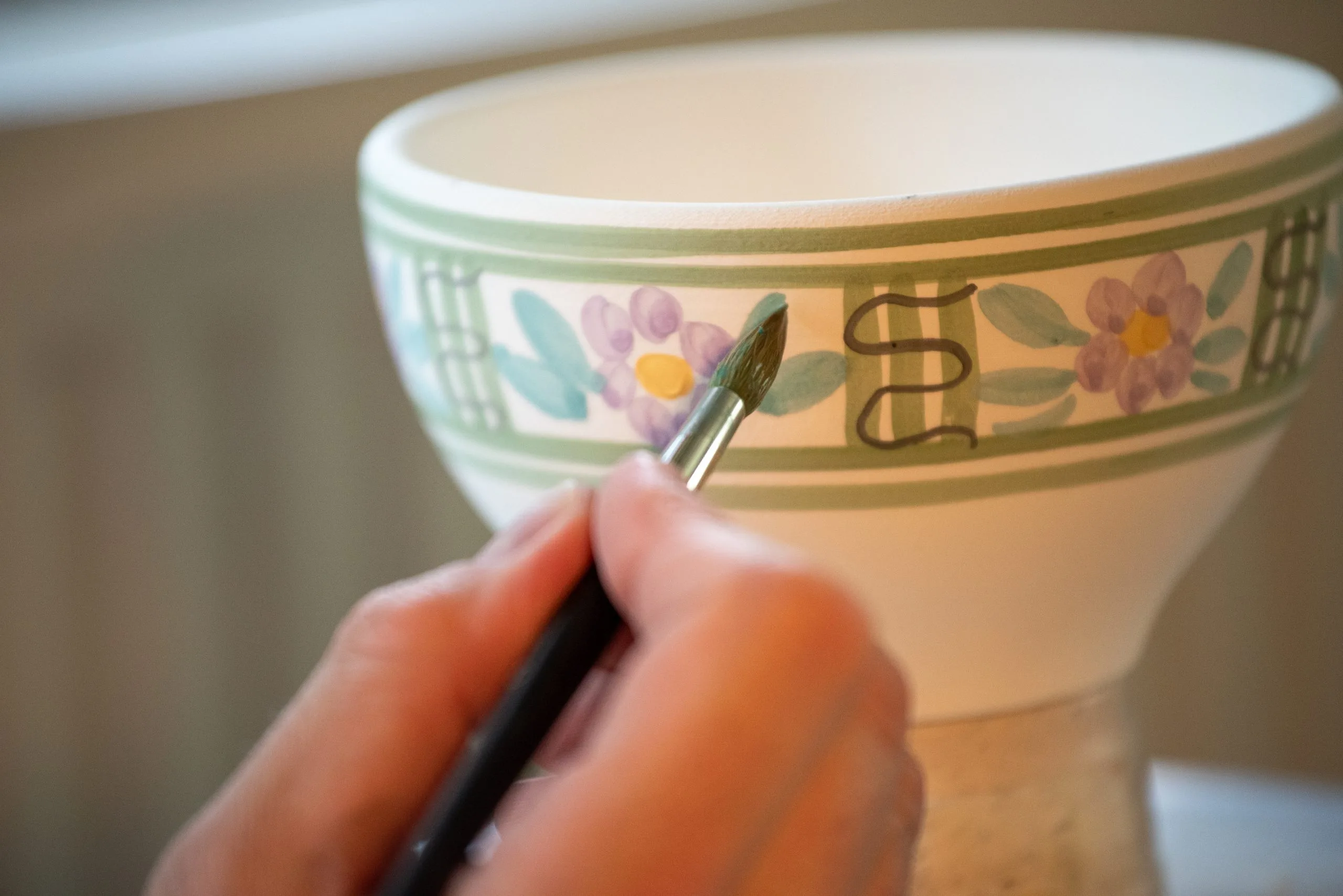 Décors au pinceau sur le bol