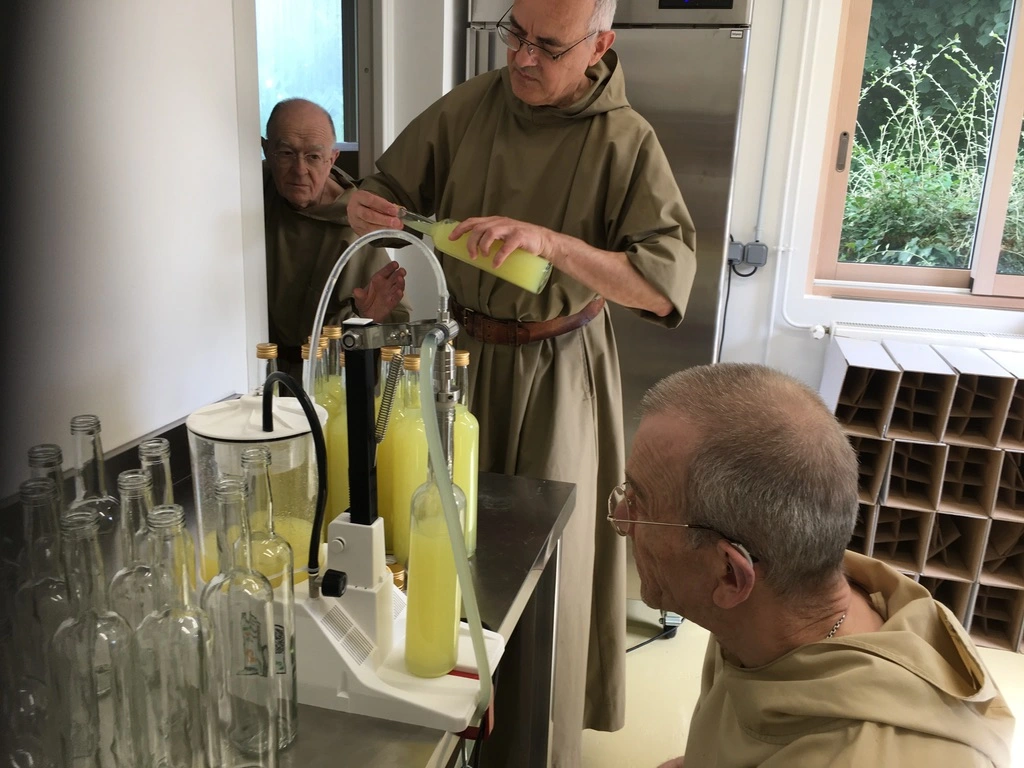 Remplissage des bouteilles de Limoinecello