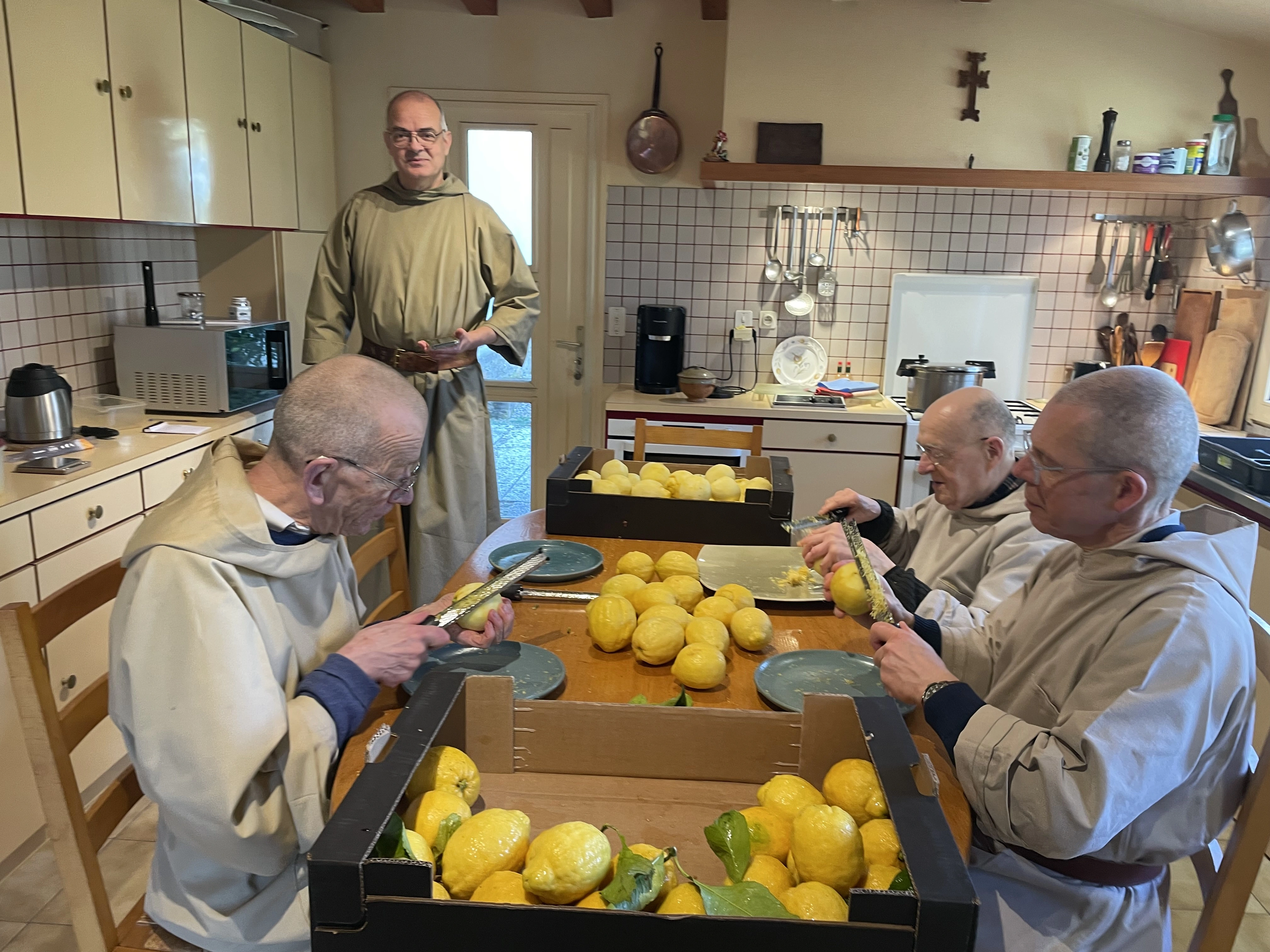 Zestage des citrons de Menton IGP